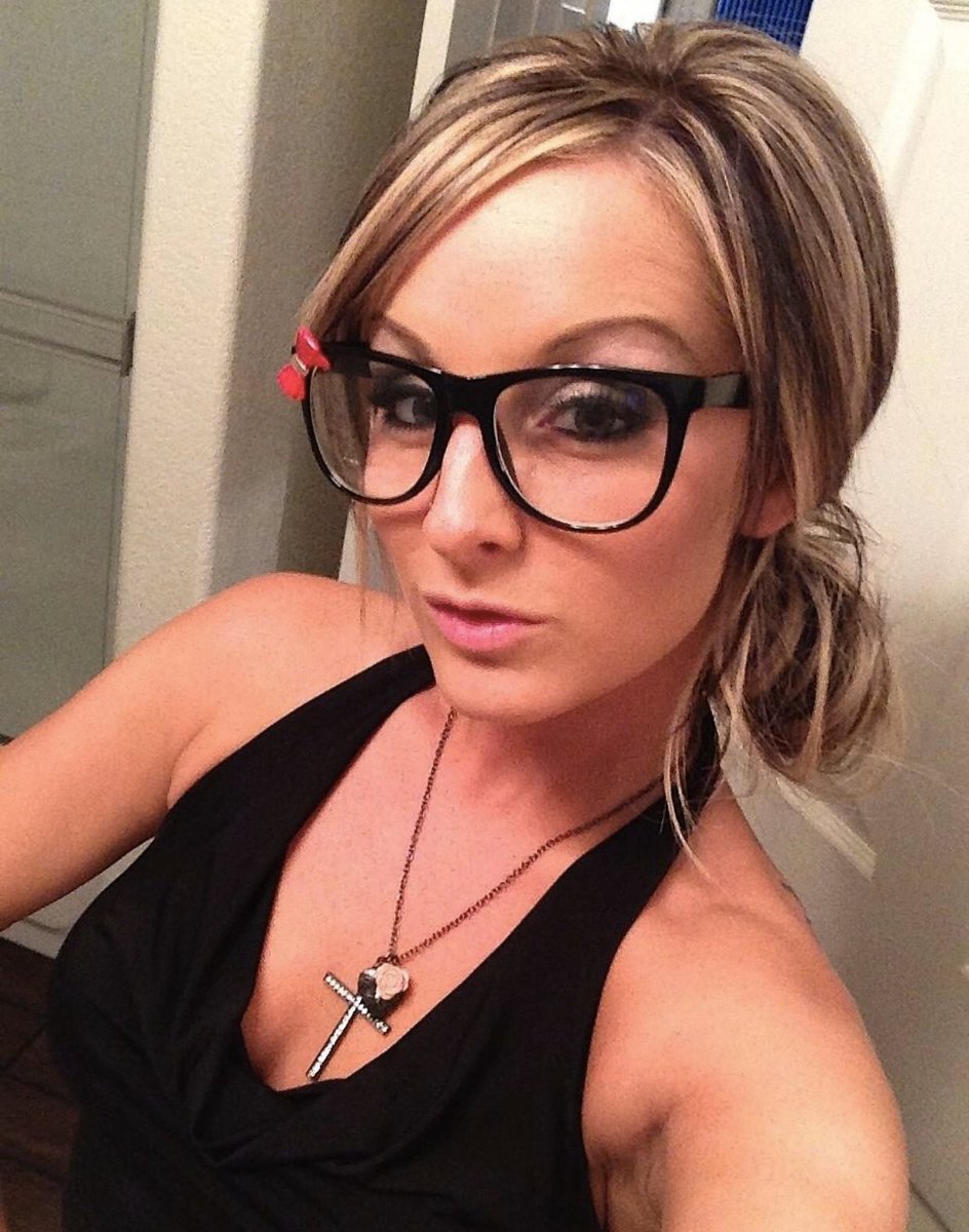 Ill give free nude for RT, Follow, and like! 😘🥰❤️ #freenude #sellingnude #paypal #single #hot