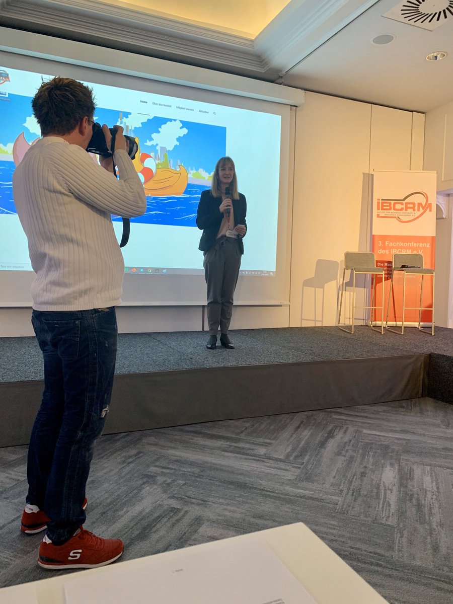 IBCRM_e_V's tweet photo. Unsere Vorsitzende Sandra Achilles hat die 3. IBCRM Fachkonferenz verabschiedet. Großen Dank an alle Sponsoren, Teilnehmerinnen und Teilnehmer und ganz besonders den fleißigen Mitgliedern, ohne welche der 2tägige Austausch nicht möglich gewesen wäre. #IBCRM2020 https://t.co/gX2DRPOfgE
