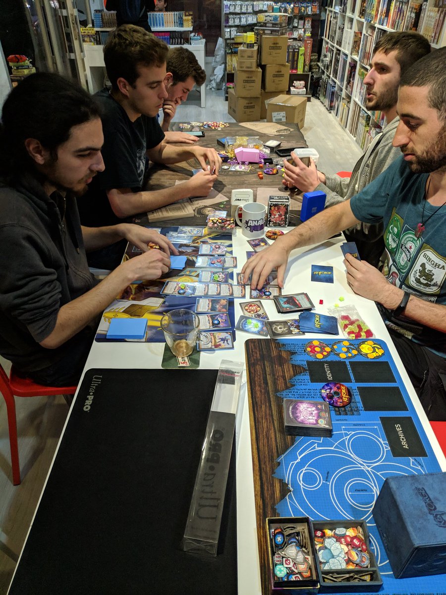 KeyforgeGranada's tweet image. Por aquí tenemos ya la mente puesta en el próximo Prime Championship al que acudiremos, que tendrá lugar en @empiregames_sev (Sevilla). ¿Lograremos alzarnos con la victoria? ¡Deseando compartir mesa con nuestros compañeros sevillanos!

¡Dejamos por aquí también una foto de ayer!