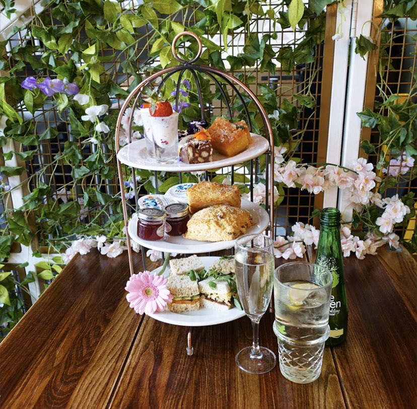 SlugMancPicc's tweet image. Mother&apos;s Day is Sun 22nd March 🌸 😍

Treat Mum with an extra special Honey Afternoon Tea, upgraded cakes and if you book for Mother&apos;s Day Mums get a Free Prosecco and Elderflower Bottle Green

Book Your Table Now: slugandlettuce.co.uk/manchesterpicc…

#MothersDay #afternoontea