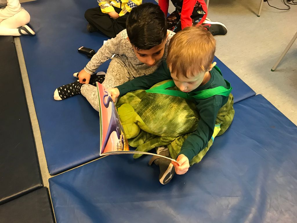 Battyeford's tweet photo. Our first session of Year 6 and Year 2 partnering up for World Book Day is underway! https://t.co/p9yhjDQD9o