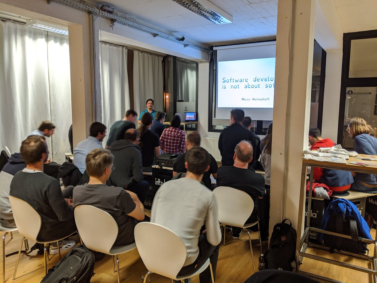 Es geht los: "Software development is not about software" mit <a href="/Heimeshoff/">Marco Heimeshoff @Heimeshoff@mastodon.social</a> beim #DDDesign #Münster Meetup #DDDMS.