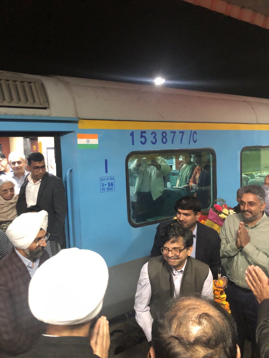 amarbirs's tweet photo. Justice S Murlidhar being welcomed at Chandigarh Railway station. ⁦@LiveLawIndia⁩ https://t.co/7fGGYHbY7M
