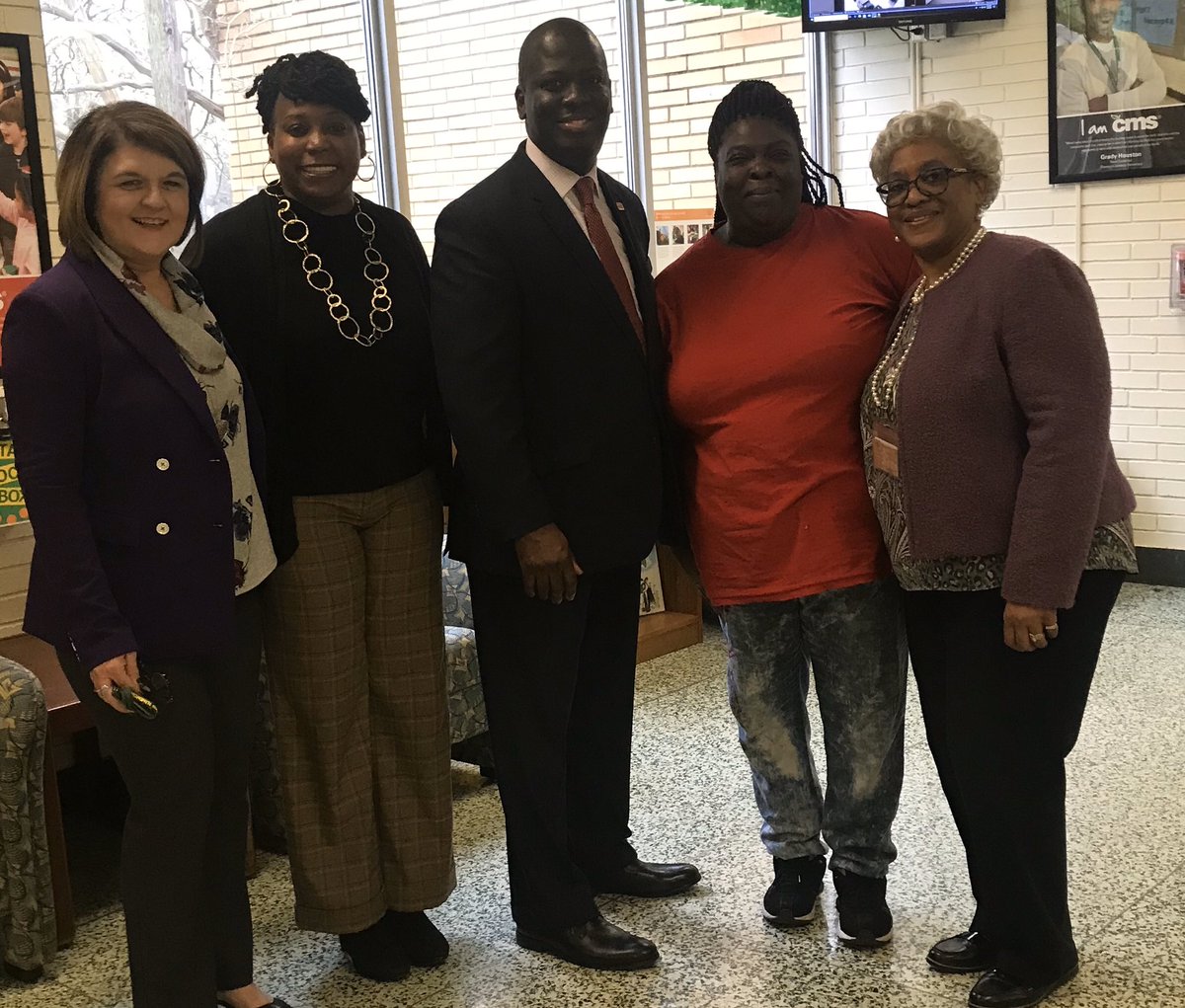 SGES_Dragons's tweet photo. Thank you, Supertintendent Winston, for spending time at Shamrock Gardens with scholars and staff!  #shamrockgardensthrivesin2020
@CharMeckSchools @WeAreCMS @CMSSupt https://t.co/7FhnjWMkpl