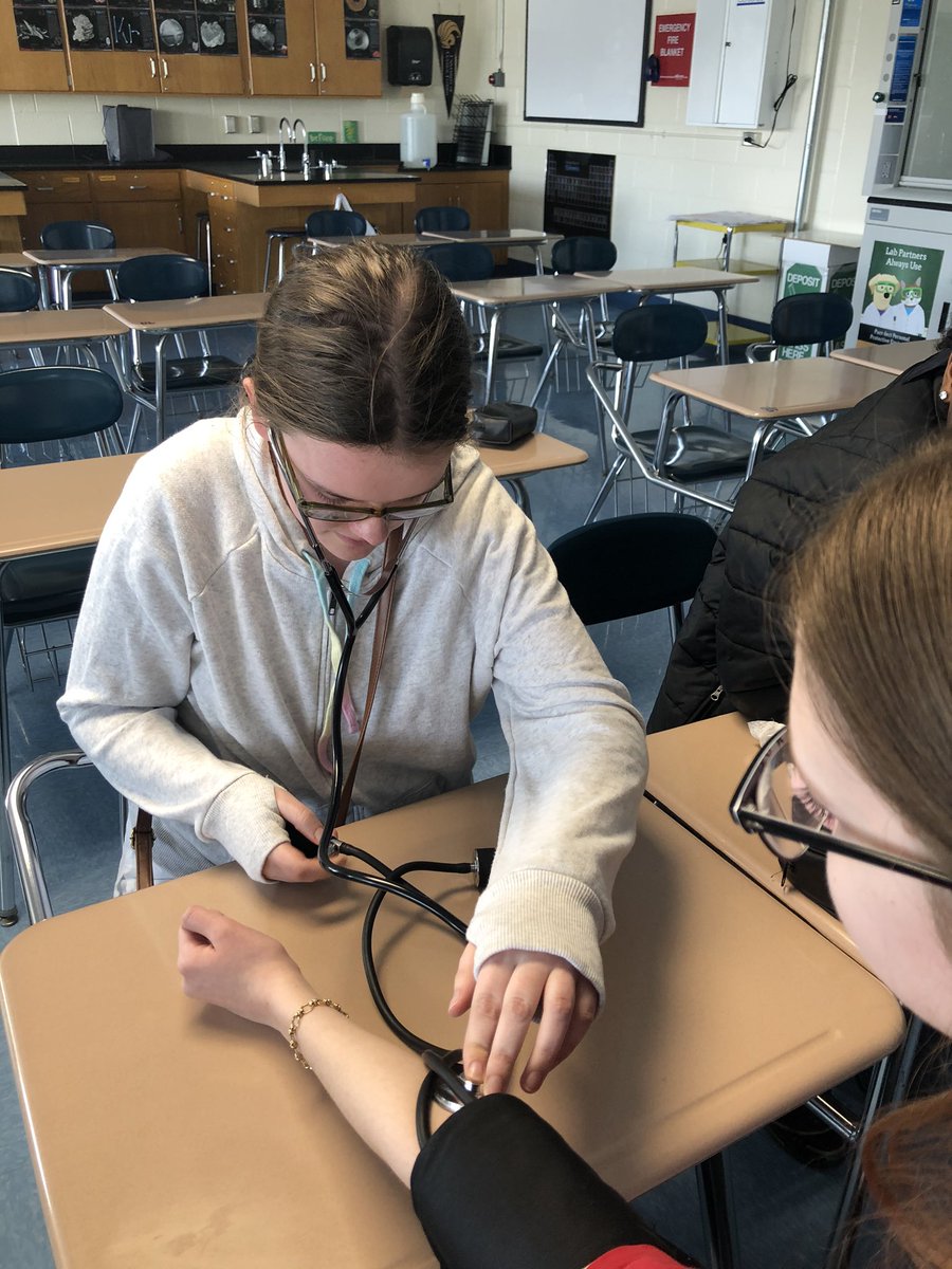 DOminiakSCIENCE's tweet photo. Want to know your #bloodpressure? Ask a #collsmedphys kid! #collsedu #DominiakScienceAttack https://t.co/iOaEQMEbJI