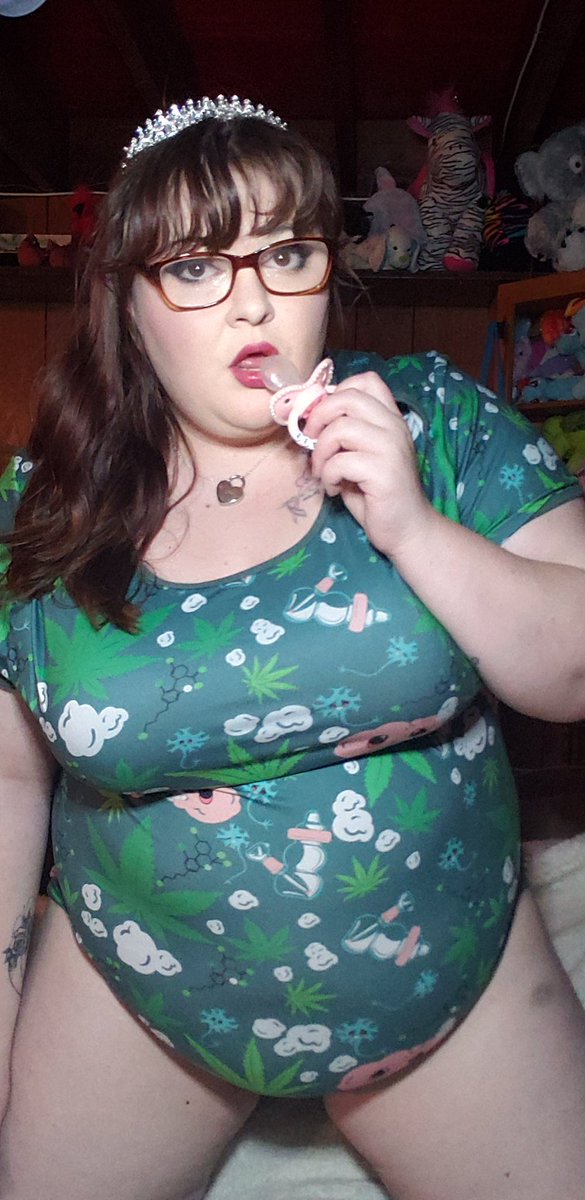 PotPrincess0013's tweet photo. "Be a good little princess and put your paci in your mouth"-Daddy 

High Q Onesie from @thelittleslab! Use my code PotPrincess for a discount! https://t.co/AvlWI0F0F3