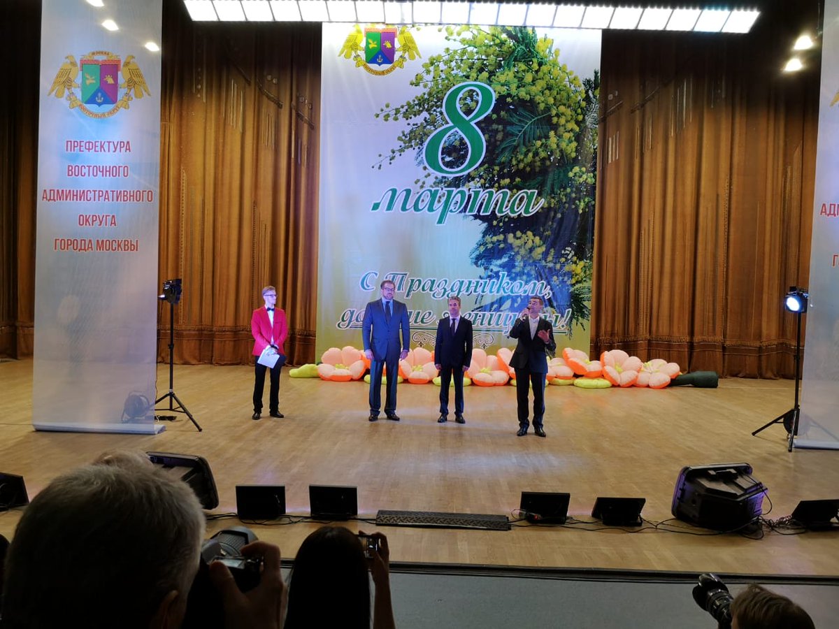 AV_Zharkov's tweet photo. Вместе с префектом Восточного административного округа Николаем Алешиным и моим коллегой депутатом Госдумы Сергеем Железняком поздравили прекрасных жительниц #ВАО с наступающим праздником! https://t.co/b6zeIstUHt
