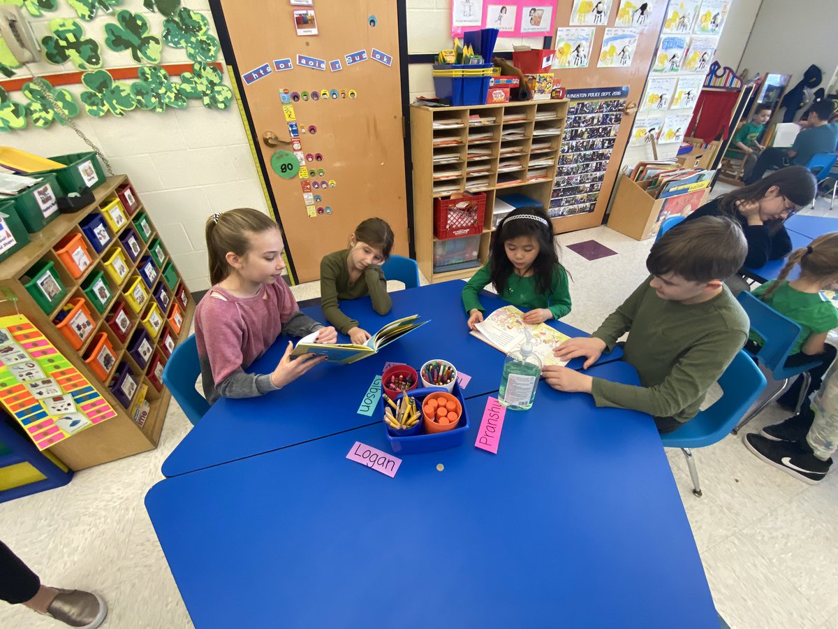 CourtFerraro19's tweet photo. Reading with our Kindergarten buddies for Read Across America!! #seuss #buddies @ms_bachrach https://t.co/L46wrZozdr