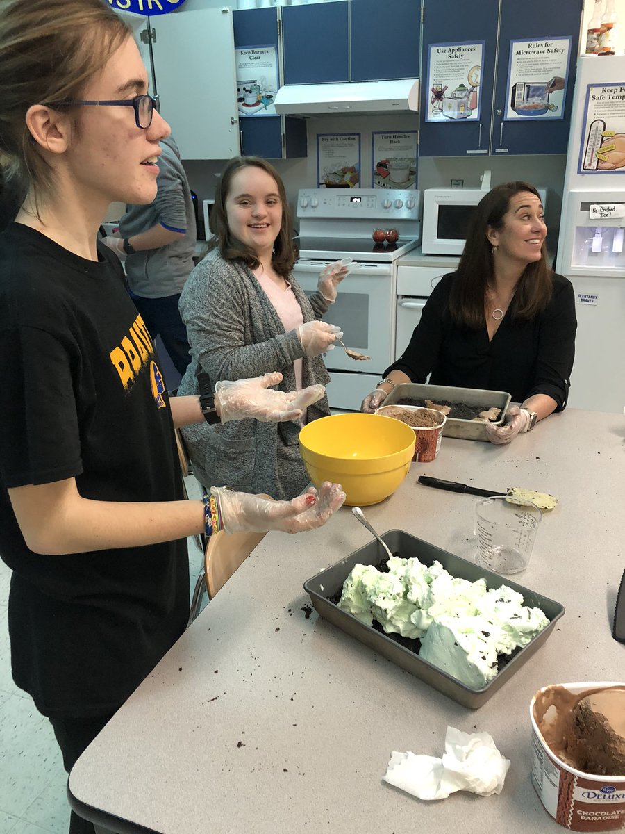 Braves Bistro prep today! Making a new ice cream dessert- yum!! <a href="/BrockWalden/">Brock Walden</a> <a href="/ashsmall3/">Ashley Small</a> @RGOHSPrincipal <a href="/ap_tfedak/">Tori Fedak</a> @OHSAPDavis <a href="/WTsai/">Wayne Tsai</a> #BeBrave