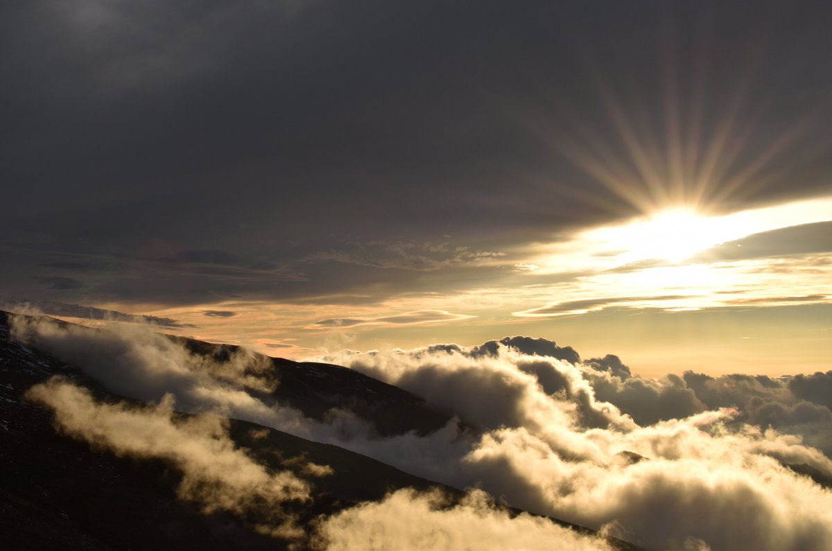 Puestas de sol de esas que.... enamoran a cualquiera. #SierraNevada #sunset #meteo