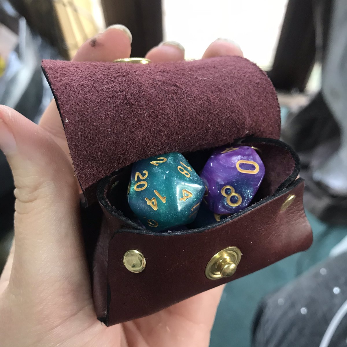 ThornlessRoseUK's tweet photo. You guys asked for it, they’re coming!
On the bench today I’ve had this stack of tiny pouches, complete with quick release belt loops 😲
My full range of colours will be on the way too, but I’ve got a few D20 kits to catch up on first 💚
#dice #dicebag ? #ttrpg #dnd #leather https://t.co/IV1RCPmYSG