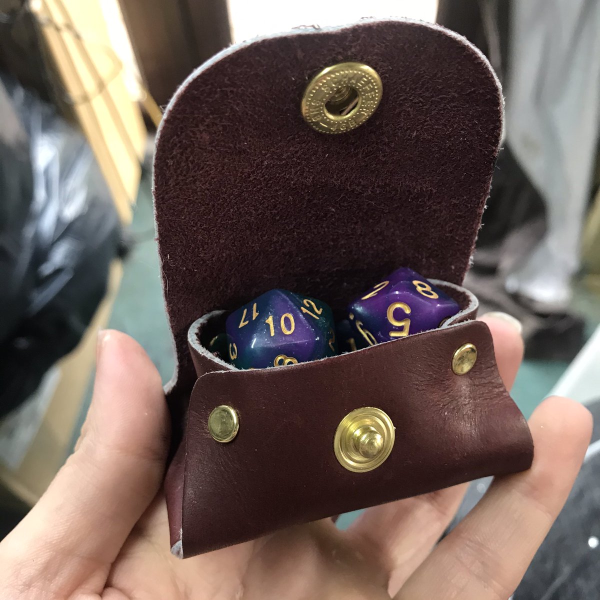 ThornlessRoseUK's tweet photo. You guys asked for it, they’re coming!
On the bench today I’ve had this stack of tiny pouches, complete with quick release belt loops 😲
My full range of colours will be on the way too, but I’ve got a few D20 kits to catch up on first 💚
#dice #dicebag ? #ttrpg #dnd #leather https://t.co/IV1RCPmYSG