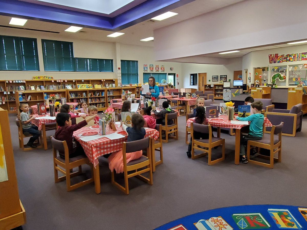 Fun at the <a href="/PineLevelES/">PineLevelES</a> Book Cafe with @kparkermomof3 ! #ReadAcrossAmerica