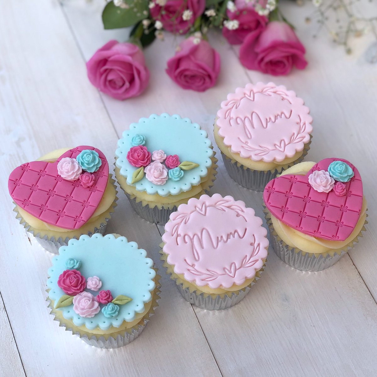 CustomCakeShop's tweet photo. We’ve cleared space in our diary to offer a limited amount of Mother’s Day goodies! Pre orders are now being taken for our pretty Mother’s Day Cupcake and Iced Biscuit design.
£15 - 6 Vanilla Cupcakes
£12 - 6 Vanilla Bean Iced Biscuits

Payment required upfront, DM to order. https://t.co/3TmSLbGvp4