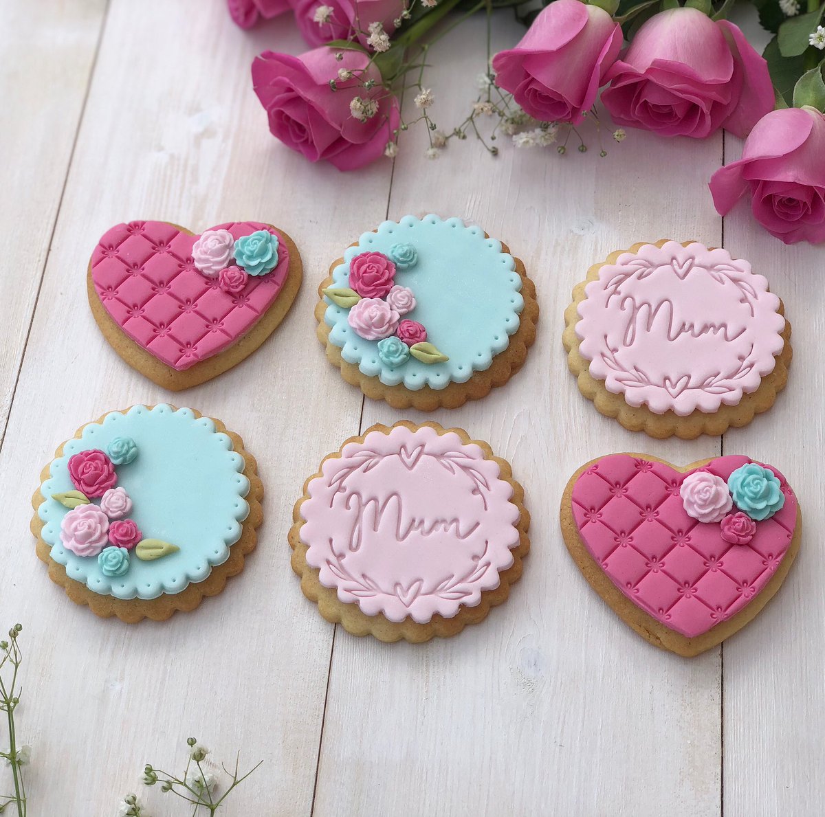 CustomCakeShop's tweet photo. We’ve cleared space in our diary to offer a limited amount of Mother’s Day goodies! Pre orders are now being taken for our pretty Mother’s Day Cupcake and Iced Biscuit design.
£15 - 6 Vanilla Cupcakes
£12 - 6 Vanilla Bean Iced Biscuits

Payment required upfront, DM to order. https://t.co/3TmSLbGvp4