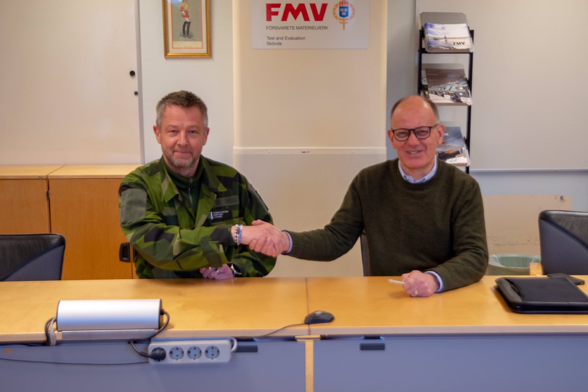 MikaelFrisell's tweet photo. Äntligen! Efter hårt jobb tillsammans med #armén har vi nu påbörjat överlämning av renoverade #stridsvagnar och #stridsfordon90. Nu ska vi ge ledningssystemgänget allt stöd dom behöver så att vi även får den nya radion och BMS på plats. Tack alla, bra jobbat! #fmv #svfm #säkpol https://t.co/Par7hIWOjw