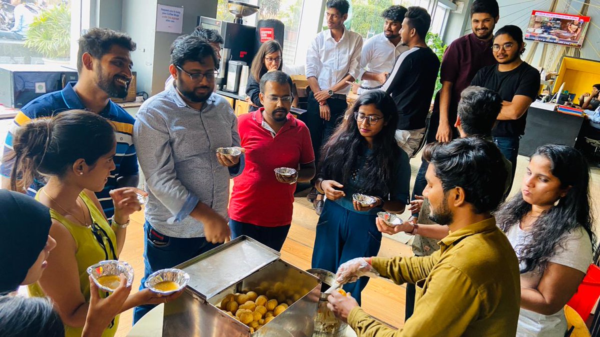 innov8cowork's tweet photo. For all the pani puri lovers, we organised a stall in our Innov8 Boston House & Vikhroli campuses and to make the evening spicier, there was a pani puri eating competition amongst our co-workers.🥳
#Innov8Coworking #LifeAtInnov8 #RevolutioniseWork #OfficeGoals https://t.co/mzB0zwAExK