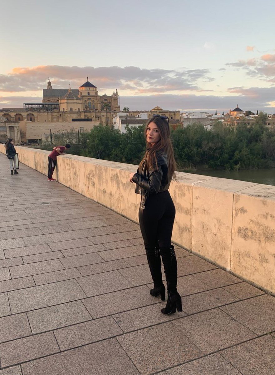 ¿Alguien me puede quitar al chaval ese que está asomado al puente? 🙏🏼 (o sabe con qué app)