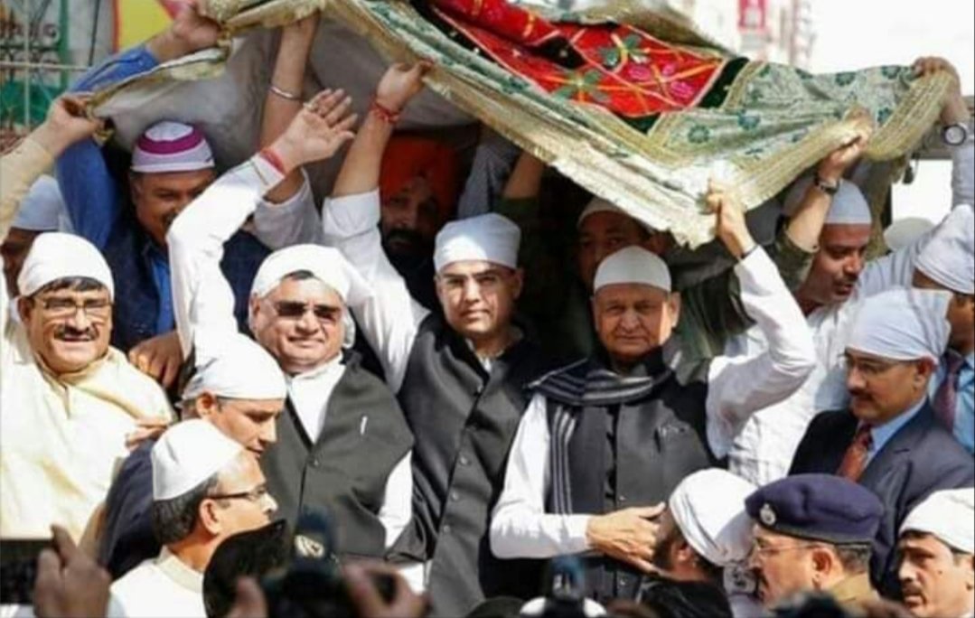 JaiMaaKarnii's tweet photo. मुख्यमंत्री सहाब आज आपने अजमेर दरगाह पर चादर चढ़ाई अच्छी बात है पर मेला खाटूश्याम का भी चल रहा है हो आओ , वहा से 80 km दूरी पे शहीद रतन लाल का घर है कम से कम वहां हो आओ
#RubbishKumar
#YesBank
#बच्चों_को_खतने_से_आजादी
#ShaheenBagh
#ShaheenBaghEmpty
#riottruthvideo https://t.co/VHnwmowuOa