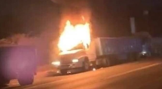 PorOtto_Chileno's tweet photo. #JusticiaParaJuanBarrios
Terroristas QUEMAN VIVO a Transportista #JuanBarrios que dormía en su Camion en zona Urbana de la #Araucanía
QEPD
Habrán Marchas, Protestas o Violencia de parte de los SESGADOS que se llenan la boca gritando "Justicia""Dignidad" ?
O es para ALGUNOS ? https://t.co/fsvnFwLFuf