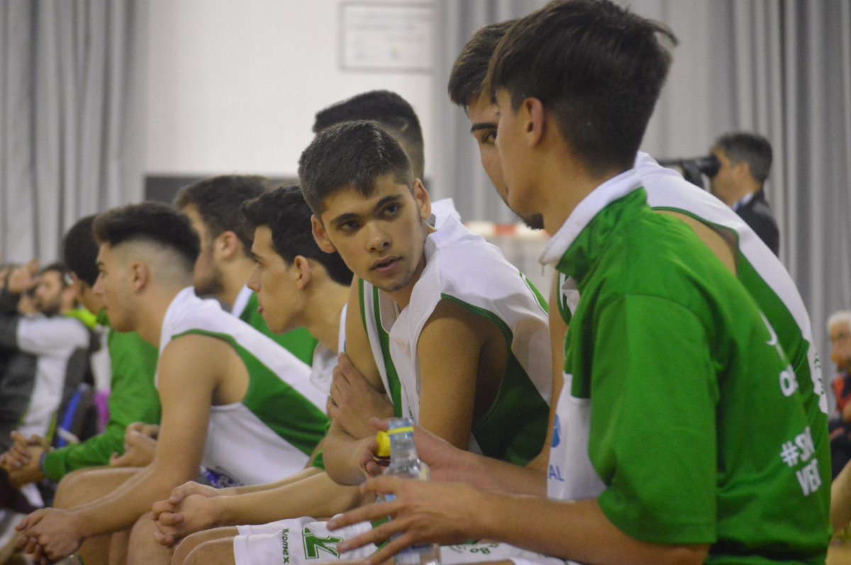 adesa80balonces's tweet photo. Una nueva generación que termina su etapa formativa en el club. Día triste pero muchos son los recuerdos que les quedan tras toda la vida de verdiblancos. Mucha suerte chicos!! #Generacion2002 @fundunicaja con adesa80 y el #sentimientoverdiblanco #Fontarel https://t.co/mzojQHlCfx