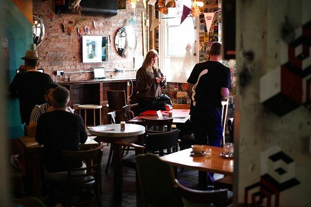 EscapeVault's tweet photo. Early to your heist? Not to worry!
.
Ed's has a collection of drinks, snacks &amp; meals available alongside funky furniture, that will more than serve any plans you may want to run past your squad.
.
.
#presumingedscoffeehouse #escaperoom #escaperoombrighto… https://t.co/8fKopTuXka https://t.co/yLdCddKCeb