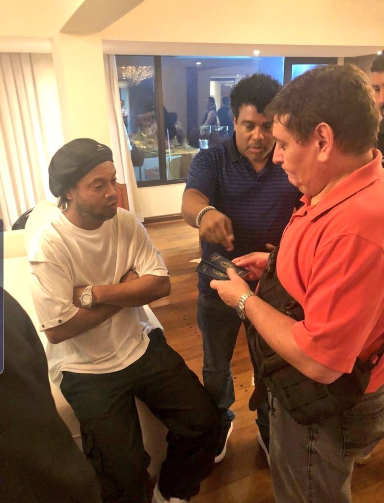 FootyCarpets's tweet photo. Ronaldinho and his brother are being investigated by Paraguayan authorities after arriving in the country with allegedly false passports. 🇵🇾 https://t.co/xsqDFAyINk