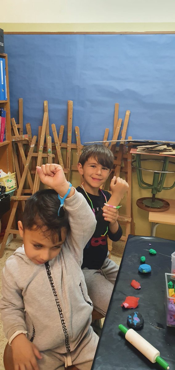 escjuansalamero's tweet photo. Tardes de dijous, tallers multi activitats -intercicles.
Les nenes i nens del Salamero som artistes #treballemjunts #ensajudem #petitsigrans https://t.co/zGH0ONF8sI