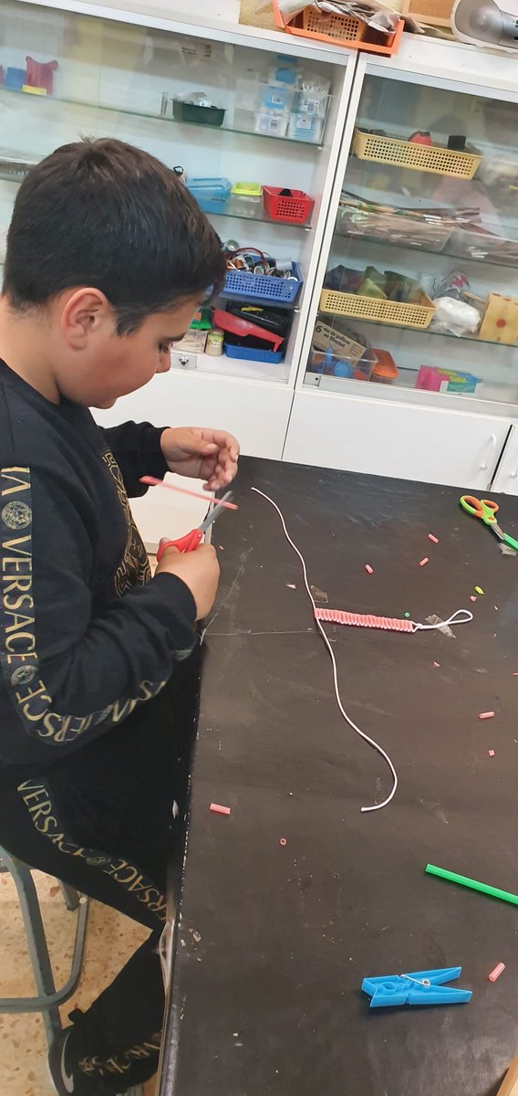 escjuansalamero's tweet photo. Tardes de dijous, tallers multi activitats -intercicles.
Les nenes i nens del Salamero som artistes #treballemjunts #ensajudem #petitsigrans https://t.co/zGH0ONF8sI