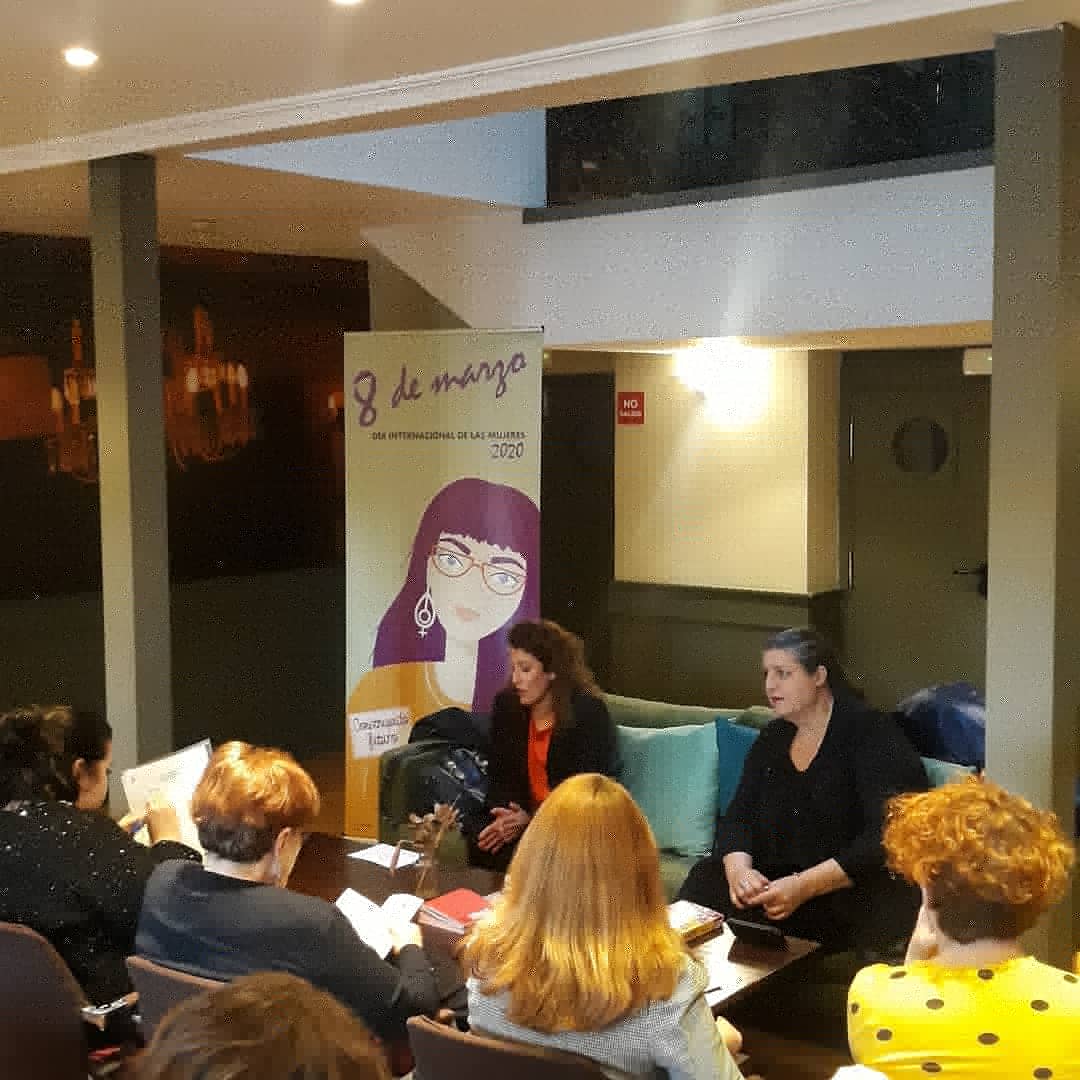 corraldealcala's tweet photo. 1° festejo de #CicloFemeninoPlural !!
#Lecturasvioletas con @pivifo
y @aytoalcalah , comentando #Feminismoparaprincipantes de #NuriaVarela
"¿Quiénes eran las sufragistas? ¿De dónde sale el feminismo radical? #feminismo y #marxismo están mal avenidos?"
Anda que no aprendemos https://t.co/YvAPbT5gZy