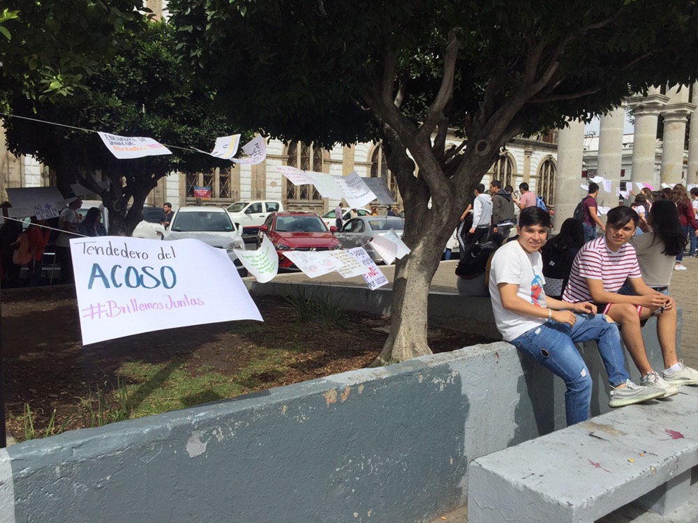 ZonaDocs's tweet image. "En esta oficina acosan" dice un cartel expuesto en el Tendedero del acoso, instalado por estudiantes de la Prepa Uno de la @udg_oficial.  #8M2020 #Acoso #NiUnaMenos