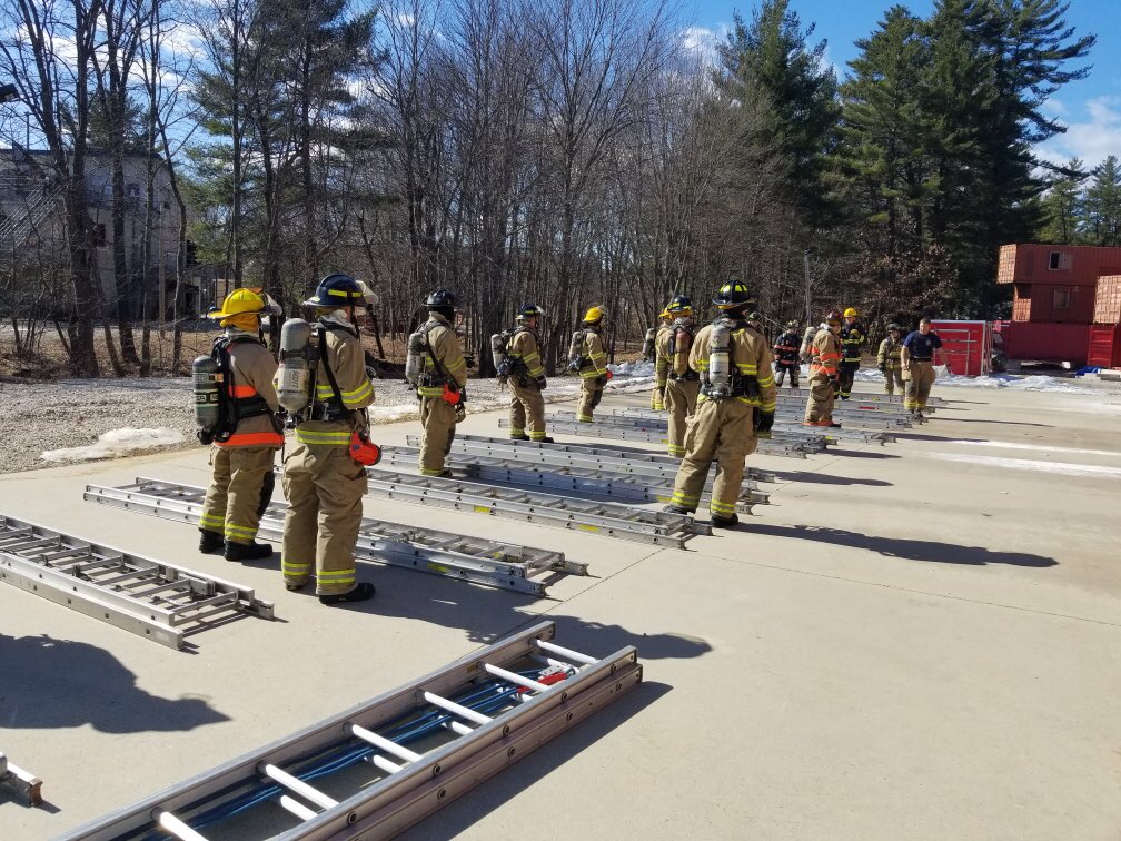 nhfstems's tweet photo. #DrillDay
Today, the Lakes Region Community College #FF1 students are getting their first intro into #LadderCompanyOperations with Academy instructor, Nik McCulloch!
#NHFireAndEMS #NHFireEMS #NHFA #NHFireAcademy #LRCC #NHfirefighters #FireTraining #LakesRegionCommunityCollege https://t.co/uL3qaJkyIU