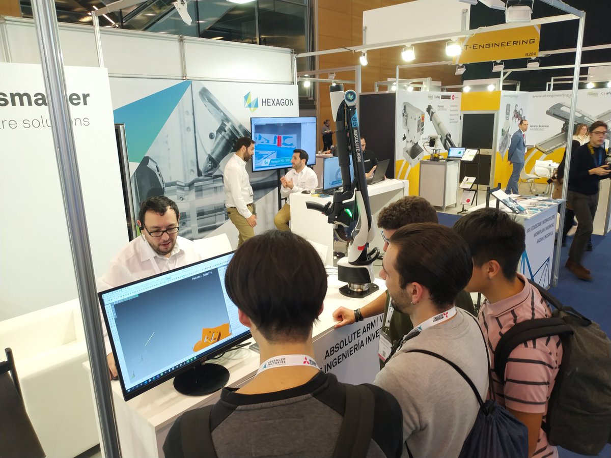 Joan Vallespí de <a href="/VeroSoftwareES/">Hexagon Production Software Iberia</a> solucionando dudas sobre el diseño en matrices progresivas con  VISI CAD/CAM (Hexagon Manufacturing). Nuestro alumnado de Disseny Mecànic de l' <a href="/EdTbarcelona/">EscoladelTreball BCN</a> encantado. Moltes gràcies Joan. No et deixem respirar ni a les fires!!!