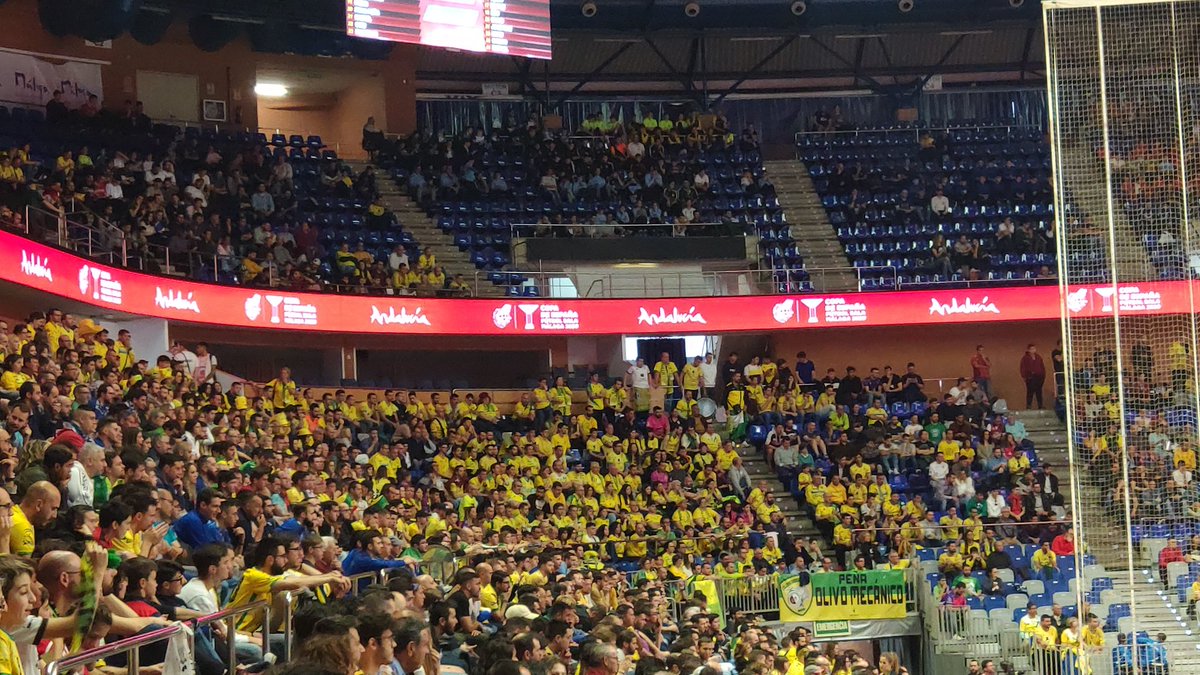 danifutsal_'s tweet photo. En la pista hay 10 tíos matándose por una semifinal, pero las gradas están llenas de aficionados de @JaenFS y @FSCiudadDelVino compitiendo por hacer más ruido que la otra. ¡Qué bien le vendría al futsal más aficiones así!
#CopaEspanaFutsal https://t.co/ICr3byYPd2