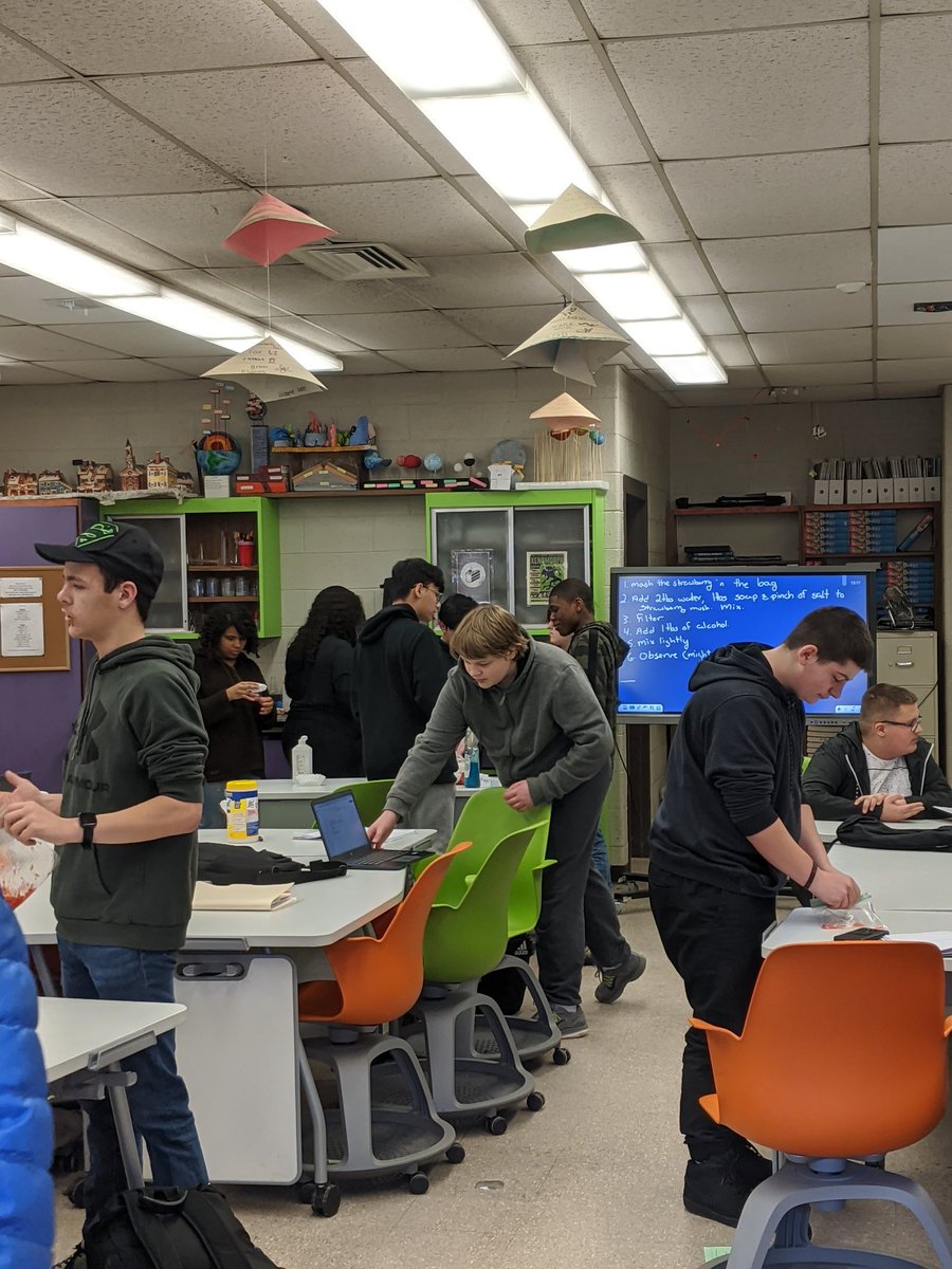 MrsDNA29's tweet photo. DNA extraction lesson. Look at the engagement! @WeAreWACTC @SummitPS @SFoxEd https://t.co/QwZZn1MbAa