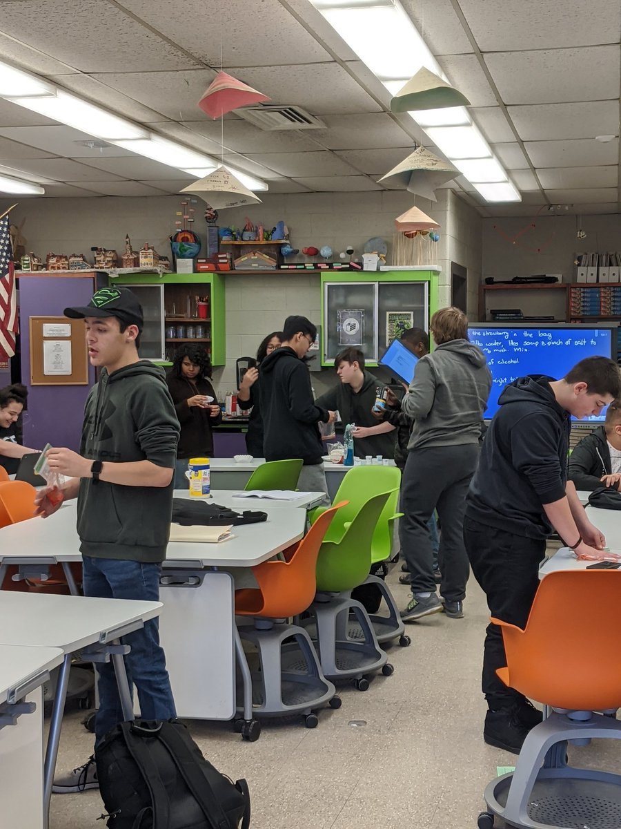 MrsDNA29's tweet photo. DNA extraction lesson. Look at the engagement! @WeAreWACTC @SummitPS @SFoxEd https://t.co/QwZZn1MbAa