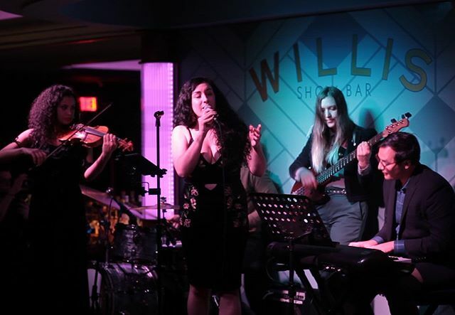 Madelyn Grant, Natalie Frakes and Friends take the stage Tonight at 8:00pm and 9:30pm along with tunes spun by CoveLove and food popup by Noodl
.
#LiveMusic #DJ #Foodie #Cocktails #Dancing #Deejay #NeoSoul #RnB #Thursdays ift.tt/3anEIVI