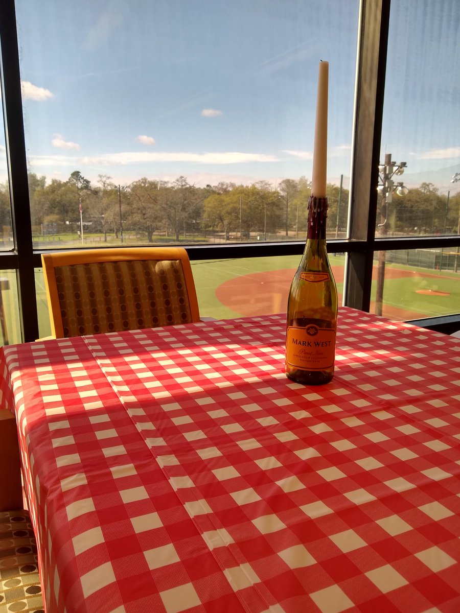 EmmaCrady's tweet photo. We've turned the Physician Lounge into a bistro for day4 of #ResidentAndFellowAppreciationWeek! Learners can grab dinner to eat here or to share with their families. @sgelpi @BonnieDesselle https://t.co/MP2EoFEGis