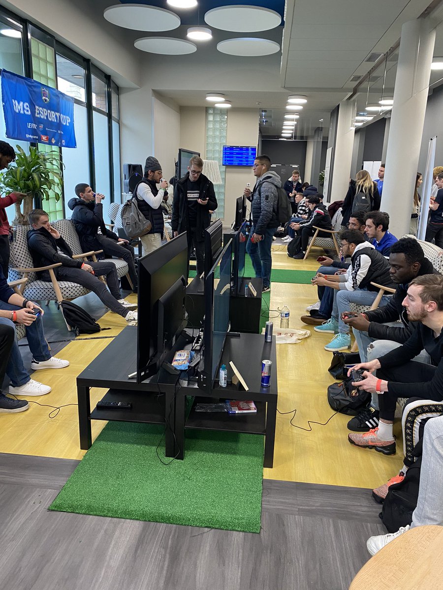 SMS_Ecole's tweet photo. Bravo aux deux qualifiés pour cette première étape de la @SMSESPORTCUP ! 🥇🥈🎮
+ de 70 inscrits pour cette étape francilienne ! 👇📸 https://t.co/l6Ah7PlXr1
