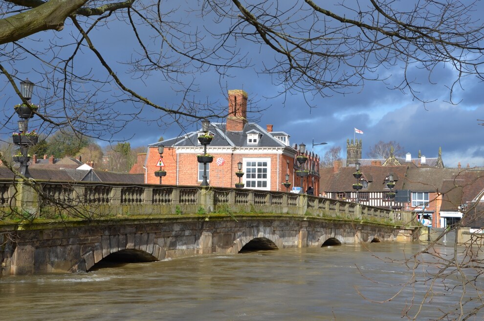 There are still 7 #flood warnings in place across #Shropshire. As the waters finally start to recede, people are now beginning to assess the damage. We still need your support to help those affected, please share and support our appeal.
justgiving.com/campaign/shrop…
<a href="/ShropshireStar/">Shropshire Star</a>