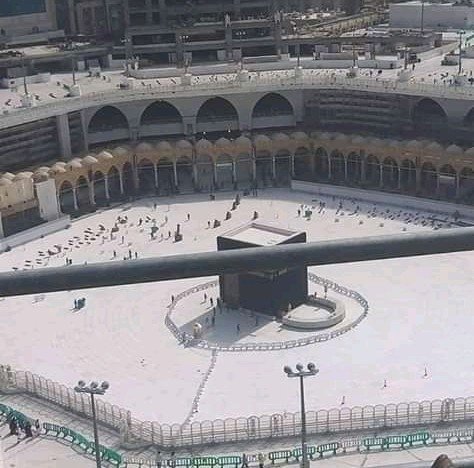 ShoaibBagri's tweet photo. سوشل میڈیا پر یہ تصویر وائرل ہورہی ہےکہ لوگوں کو کعبہ شریف کے طواف سے روک دیا گیا ہے مگر یہ حقیقت نہیں احاطے میں صفائی کی وجہ سے لوگ طواف نہیں کررہے البتہ پہلی اور دوسری منزل پر طواف جاری ہے مزید کرونا وائرس کی وجہ سے فلائٹ آپریشن بند ہونے سے لوگوں کی تعداد بتدریج کم ضرور ہے https://t.co/pB46lAVtHx