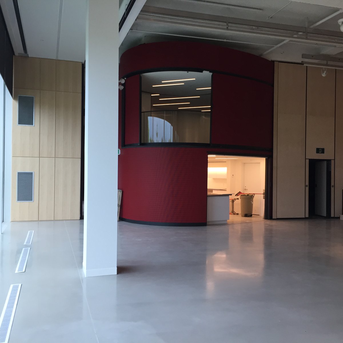 AveiroConstruct's tweet photo. Last night at the Don Smith Commercial Construction Awards - Aveiro Constructors received an award for Institutional Renovation Building Achievement for the Museum London, Centre at the Forks 🎉. #award #constructionproject #achievement #soproud #teamworkmakesthedreamwork https://t.co/iDRaMGByay