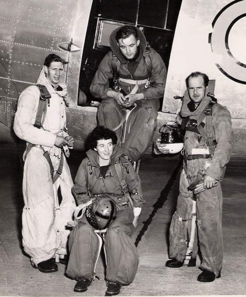 ARC_RCAF's tweet photo. La sous-lieutenant dâaviation MacEachern fait figure de pionniĂšre pour les femmes Ă une Ă©poque oĂč le rĂŽle de celles-ci et leurs droits sont en pleine rĂ©volution. En tant que « para-belle » dans les annĂ©es 1950, elle a rĂ©ellement ouvert la voie aux femmes et Ă lâ#ARC. #HistoireARC https://t.co/W4n0Vge1mX