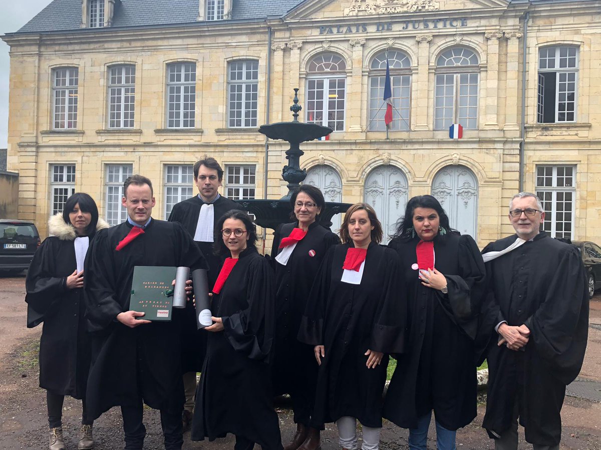 Le cahier de doléances est arrivé à Nevers ! #relaispourlajustice Passage de relais entre le bâtonnier de Moulins et <a href="/MonteiroJosian1/">Monteiro Josiane</a>, batonnier du barreau de Nevers.
Rendez-vous demain avec <a href="/Barreau2Bourges/">Ordre des Avocats Bourges</a>