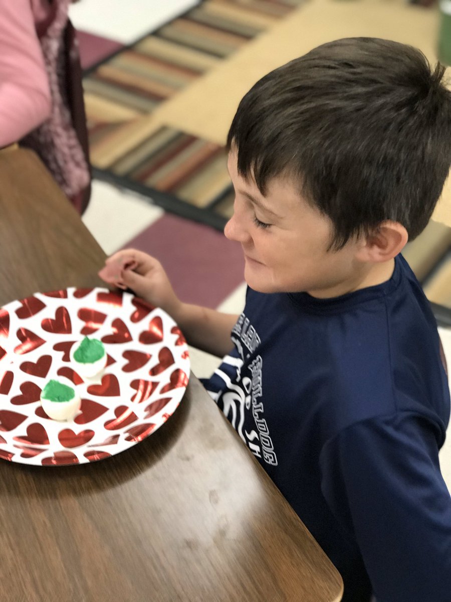 jameyguy2013's tweet photo. A little green eggs and ham! #DrSeussWeek #ReadAcrossAmericaWeek #guyssuperseconds #sayreearlychildhood https://t.co/Zm2Y9yzLCR