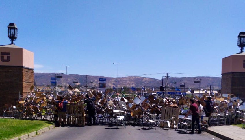 MauleNoticias's tweet photo. #Talca Estudiantes se toman la @UTalca (foto @Osanzanaj ) https://t.co/YdHeRPIbqH