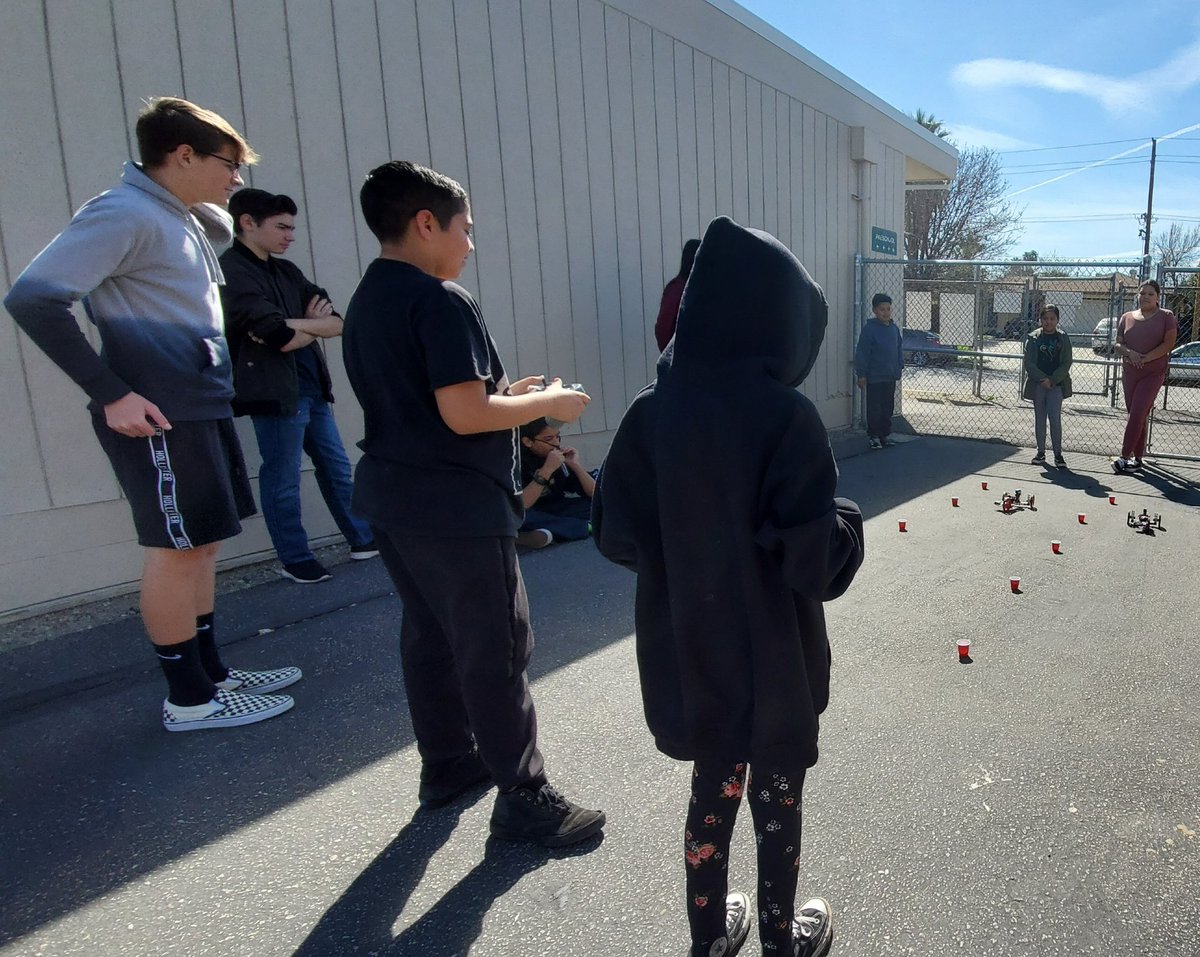 nicolehowes1's tweet image. @bobcatsRUSD students sharing their knowledge w/@TigerTownRUSD 5th graders. Preparing for a rocket launch, robot relay race and coding in @scratch #RedlandsINTech #CodeRedlands
