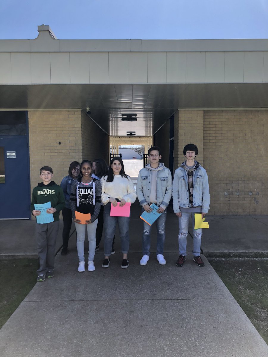 Shahan_c's tweet photo. @marymccat English classes HELPing to spread joy on this beautiful day @LampasasMS 🙌🏻🙌🏻‼️🐾 #thinkbiglisd https://t.co/N7SEYPpIQu