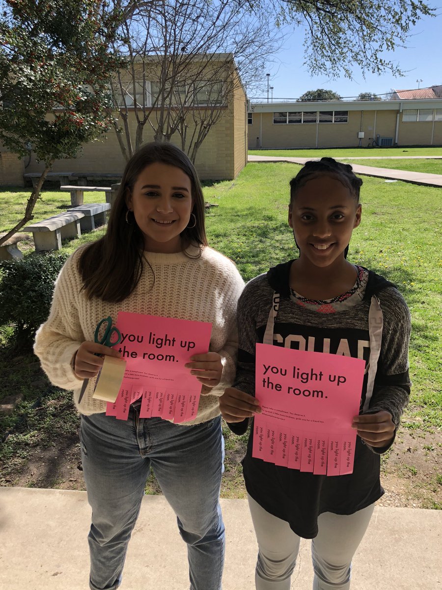 Shahan_c's tweet photo. @marymccat English classes HELPing to spread joy on this beautiful day @LampasasMS 🙌🏻🙌🏻‼️🐾 #thinkbiglisd https://t.co/N7SEYPpIQu