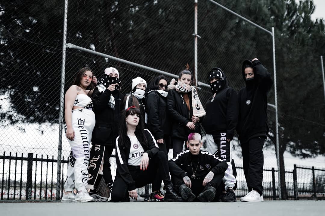 UltrasDella's tweet photo. Ellas tienen el arsenal pa cargarse a cualquiera, quieren viajar pegaitas a nuestra vera, tienen el pedal y cuando quieren aceleran, adictas a pelear, ellas son nuestras guerreras.

Foto x @duubkillah 
#dellafuentefc #guerreras #latigofamilia. #hooligans #ultrasdella #tosbenditos https://t.co/Ok4hvVEyFO